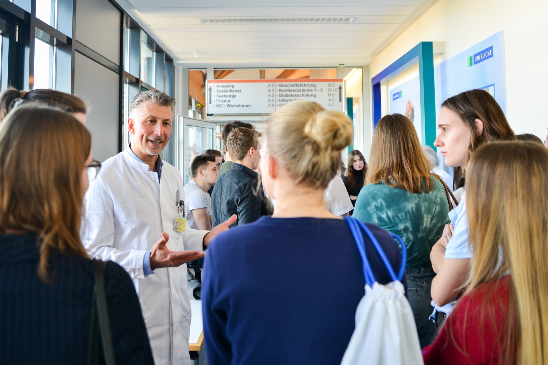 Studenten_im_Gespraech