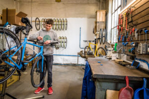 Fahrradmonteur in seiner Werkstatt