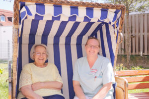 Zwei Frauen sitzen in einem Strandkorb