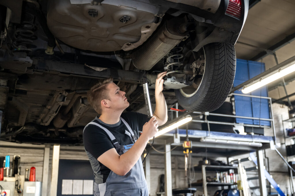 KarriereRegion - Ein Mechatroniker arbeitet in einer Autowerkstatt